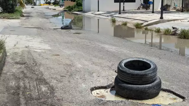 Vecinos las utilizan para alertar a los transeúntes de los múltiples baches