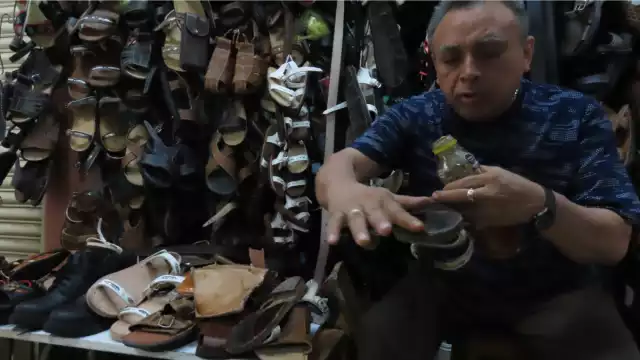 Explicó que, para confeccionar el calzado, usa puro cuero, que es de los que están hechas las originales y famosas “chillonas”