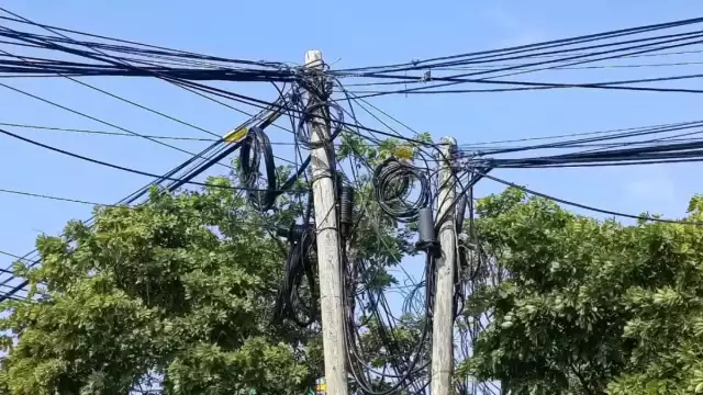 Ha habido reportes de accidentes de motociclistas por enredarse en las líneas