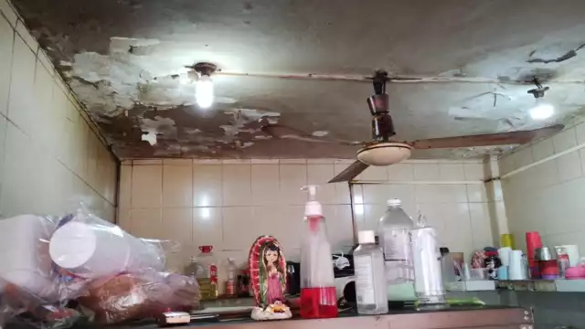 En los alrededores del mercado se observan bolsas de basura acumuladas en las esquinas sin que nadie las recoja