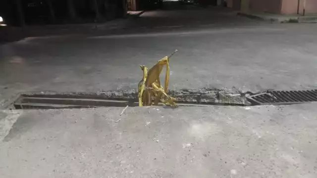 Vehículos se han ido dentro de la alcantarilla; temen daños materiales