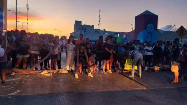 Cerca de las 10 de la noche arribaron al lugar algunos hombres encapuchados