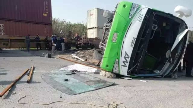Un autobús que intentó ganarle el paso al tren en el municipio hidalguense de Atitalaquia, terminó impactado por el convoy, dejando una persona muerta