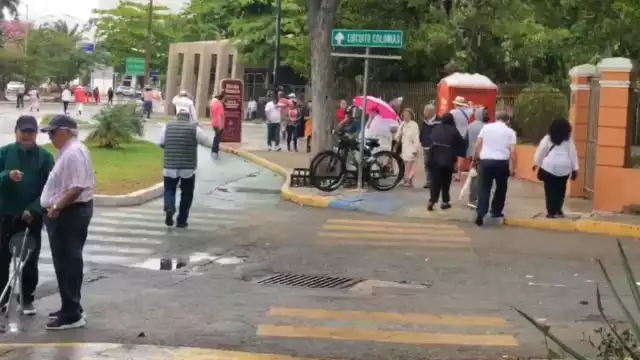 En pleno discurso desde el Monumento a la Patria, asistentes a la Marcha por la Democracia abandonan el lugar