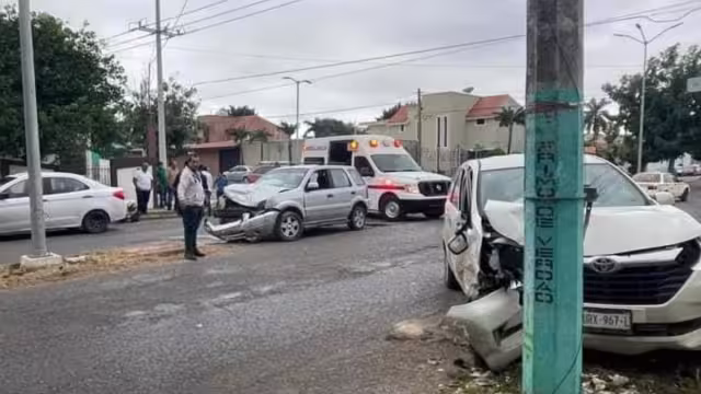 Por el fuerte impacto, la Toyota fue proyectada y se impactó contra un poste de la Comisión Federal de Electricidad