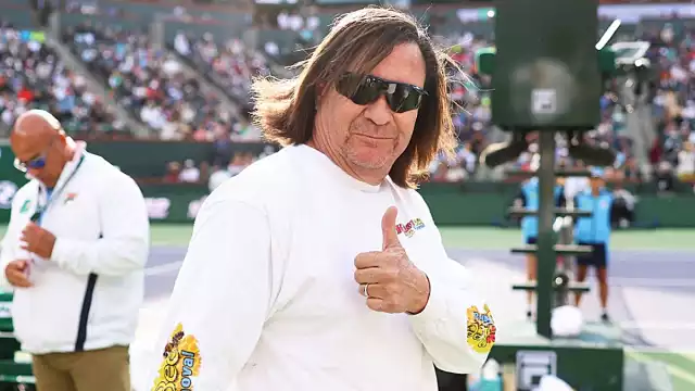 Los fanáticos se tomaron selfies con el héroe del día