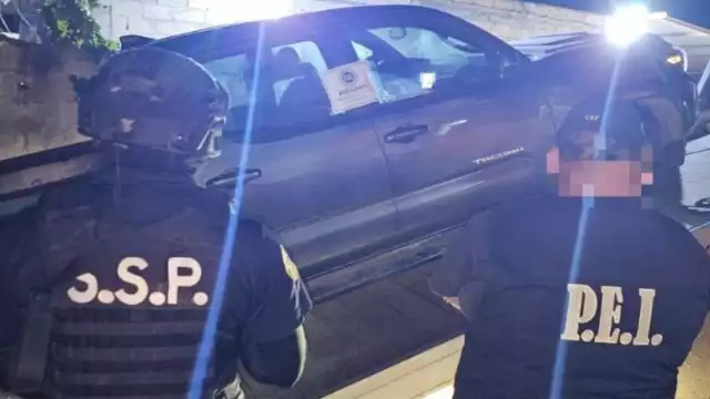 El hombre fue detenido junto a su hijo de 18 años de edad