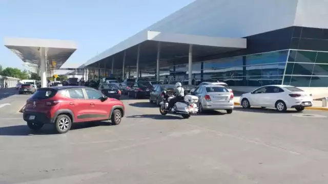 Los contratiempos de los vuelos ocasionaron caos vial en el estacionamiento del aeropuerto