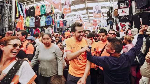 Aunque Jorge Álvarez Máynez es fan del Arsenal, portaba un jersey del Atlético de Madrid