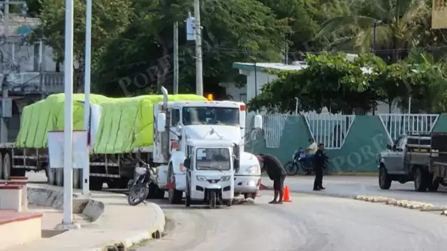 Un tráiler que transportaba material de construcción sufrió la explosión de un neumático mientras circulaba por la avenida Revolución en el malecón de Champotón.