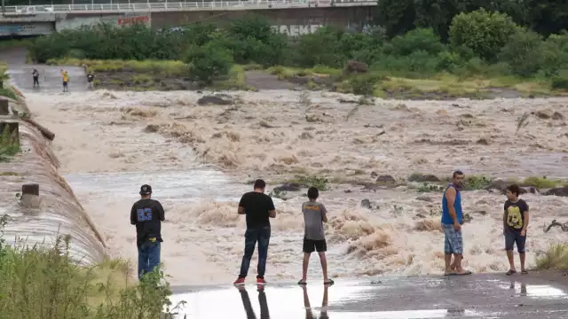 El gobernador ya movilizó a miles de tropas de la Guardia Nacional para que vigilaran los puestos fronterizos