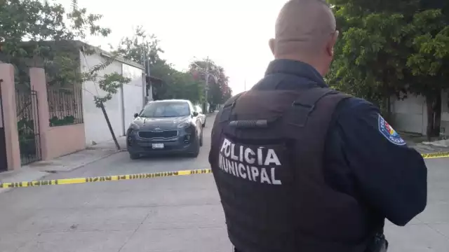 La fachada del inmueble presentaba daños producidos por proyectil de arma de fuego