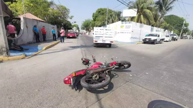 El motociclista terminó con lesiones en las piernas