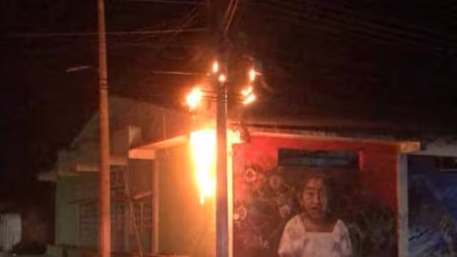 Los vecinos insistieron varias veces a los números de la CFE para controlar el incendio, pero no tuvieron respuestas