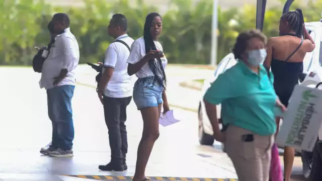 Liberan cinco migrantes colombianos que fueron detenidos en el Aeropuerto de Cancún

