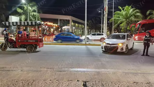 Motocarro impactado por automóvil en la avenida Isla de Tris