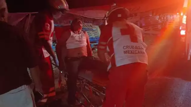 El trailero maniobró fuera de la carpeta asfáltica para evitar embestir el pequeño coche