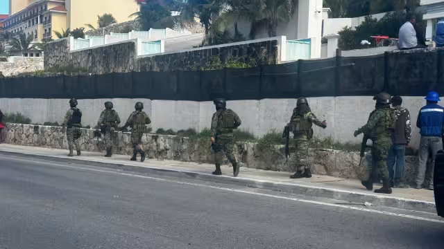 En el sitio las fuerzas del orden habrían llevado a cabo la detención de al menos cuatro hombres