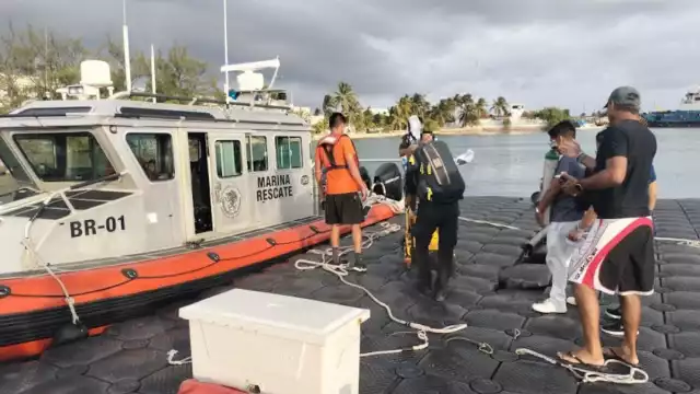 El hombre llegó a Puerto Juárez donde lo esperaba una ambulancia