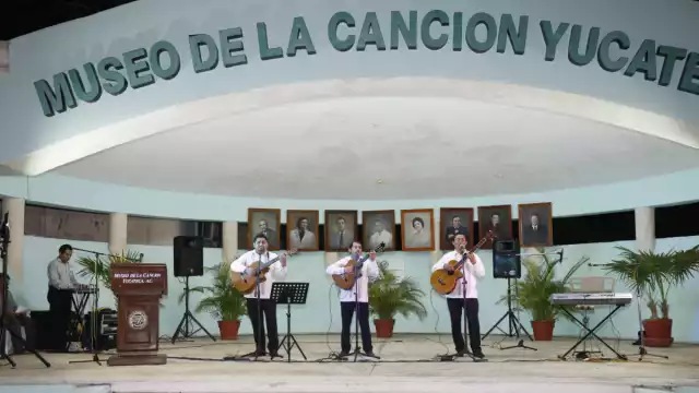 Conocido como El Zací, a sus 82 años de edad y 60 de trayectoria, tocó el teclado y cantó también Peregrina y Me voy de tu lado