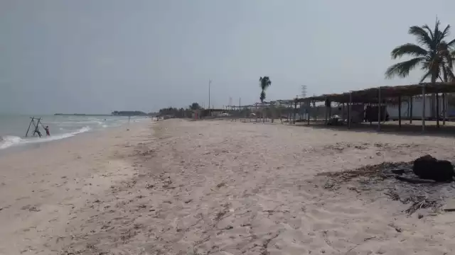 Las playas de Sabancuy estuvieron vacías debido al fuerte oleaje