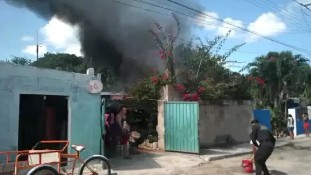 Su pequeña cocina agarró fuego alcanzando maderas y láminas de cartón