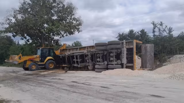 El tráiler obstruyo por más de una hora la vialidad
