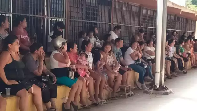 El director de la escuela, Raz Chan señaló que en ningún momento ha desplazado la dirección a los padres de familia del turno