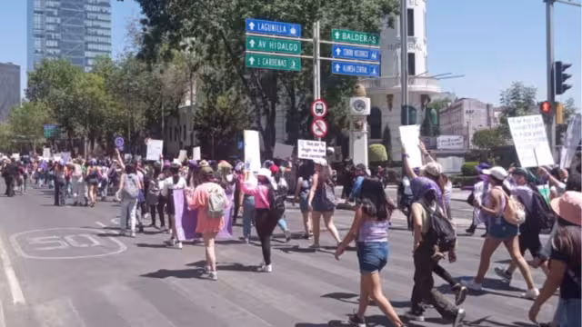 Colectivas se trasladan hacia el Zócalo de CDMX