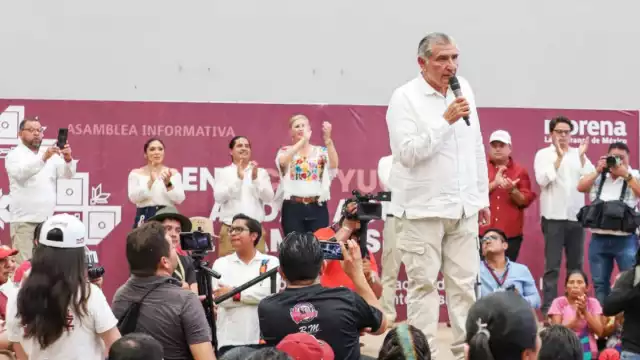 López Hernández fue recibido entre batucada y pancartas