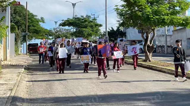 Alumnos de la Secundaria General 04 realizaron un desfile para concientizar sobre la violencia contra mujeres y niñas.