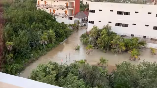 El camino hacia la zona de Punta Cocos es una de las más afectadas, al quedar inundada y poco transitable.