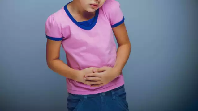 La niña tuvo que ser sometida a una endoscopia para extraer la moneda