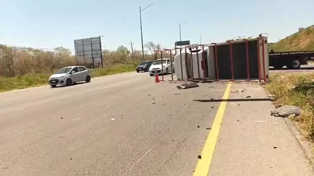 La camioneta quedó volcada sobre la carretera Mérida-Progreso