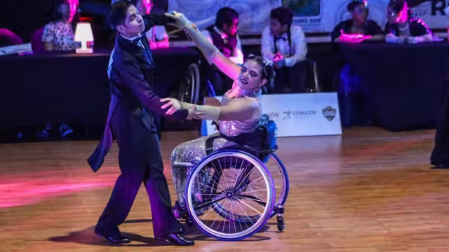 los atletas se encuentran en la lucha por un medalla