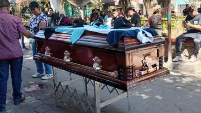 Estudiantes de Ayotzinapa y representantes del Gobierno de Guerrero dieron inicio a un proceso de diálogo luego de las protestas que han llevado a cabo desde el jueves por la muerte de un compañero