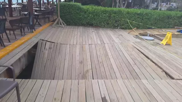 El piso de madera del parque Dolphin Discovery de Isla Mujeres se desplomó, haciendo que cayeran alrededor de ocho personas