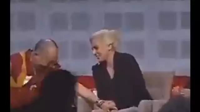 Reviven video del Dalái Lama “toqueteando” a Lady Gaga
