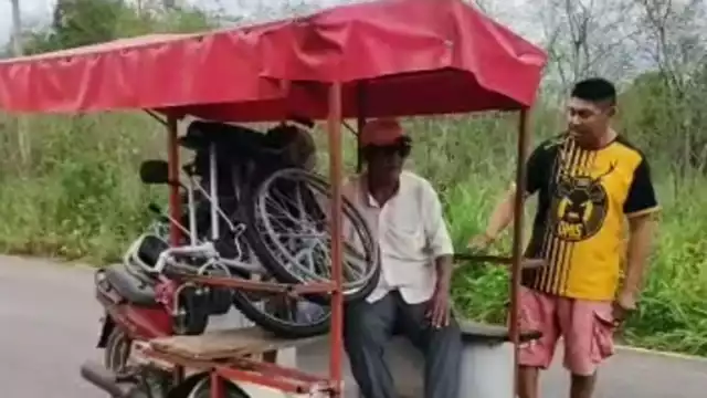 El abuelito regresaba en su silla de ruedas desde Acanche hasta Seyé