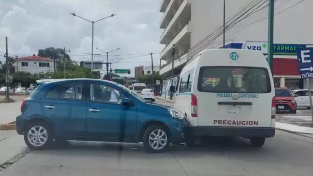 La conductora de un March no esperó a que la unidad de transporte terminara de pasar.