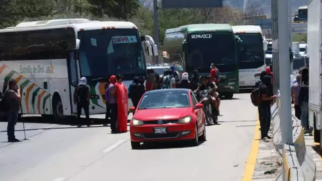 Normalistas de Ayotzinapa  bloquearon la Autopista del Sol, a la altura del Parador del Marqués, exigiendo justicia por el asesinato de su compañero Yanqui Kothan
