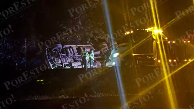 Un tráiler volcó a un kilómetro de la caseta fitosanitaria de Halachó después de que el conductor dormitara al volante.