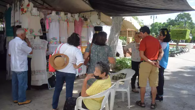 Los puestos de comida y las artesanías son los más concurridos