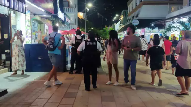 Los turistas aseguran que sienten miedo de estar en medio de un fuego cruzado