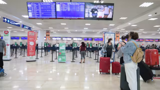 Saturación en el Aeropuerto de Cancún: viajeros a merced de taxis abusivos por falta de transporte público