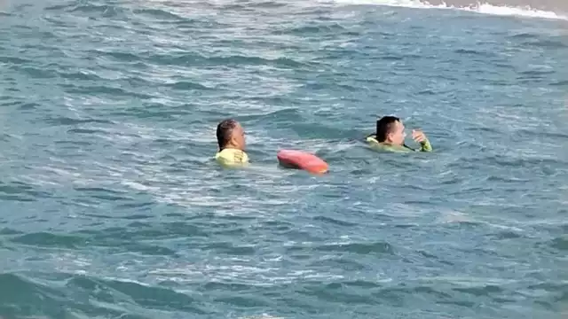 Elementos de Protección Civil de Jalisco lograron rescatar a una persona que estaba siendo tragada por el mar en la Playa Camarones de Puerto Vallarta mientras otra sigue desaparecida