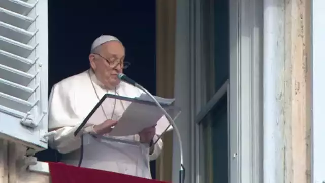 El sucesor de Pedro encabezó el tradicional Ángelus, donde destacó la fiesta de la Sagrada familia,