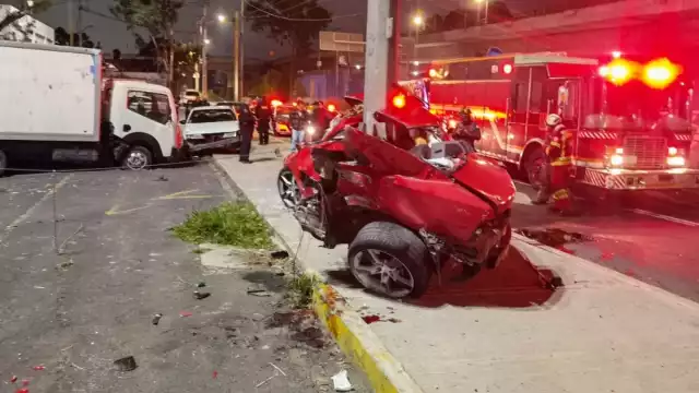 Del impacto, el carro quedó partido en dos