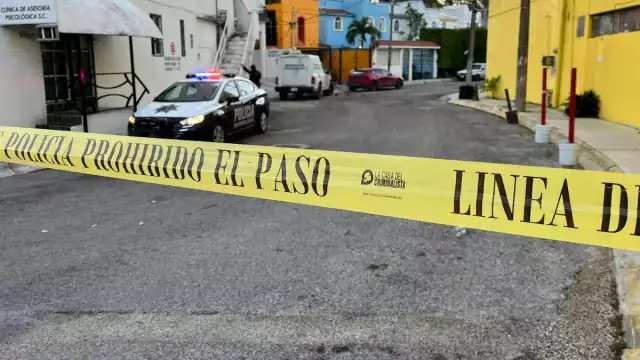 Personal del Cuerpo de Bomberos arribó al lugar de los hechos quienes sofocaron un incendio ocurrido en el interior de una habitación.