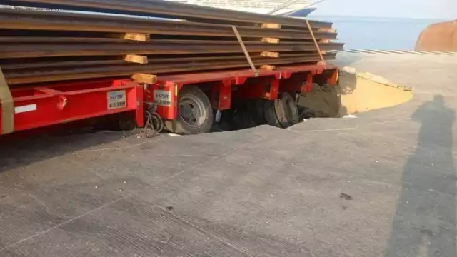 El tráiler con rieles del Tren Maya se quedó atrapado en el socavón